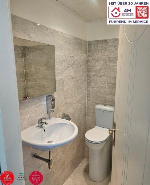 Modernes Badezimmer: WC im EG
