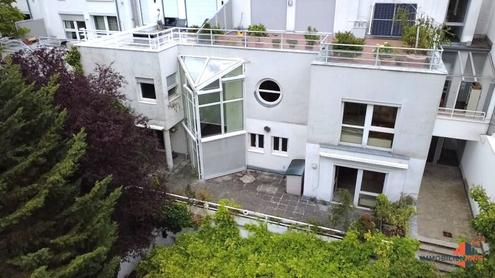 Exklusives Reihenhaus - Wohnen mit Terrasse, Pool und Tiefgarage