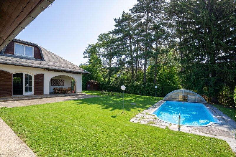 Garten mit Pool und wettergesch�tzem Sitzplatz