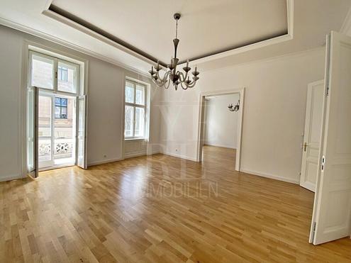 Prachtvolle, komplett sanierte Luxus-Altbauwohnung im Diplomatenviertel
