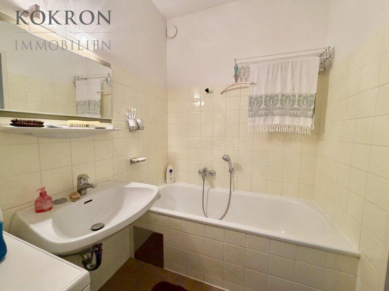 Badezimmer mit Wanne und Waschmaschine