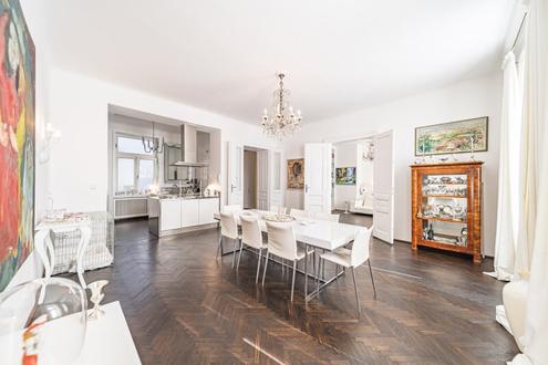 Gro�z�gige 6-Zimmer-Altbauwohnung mit Balkon