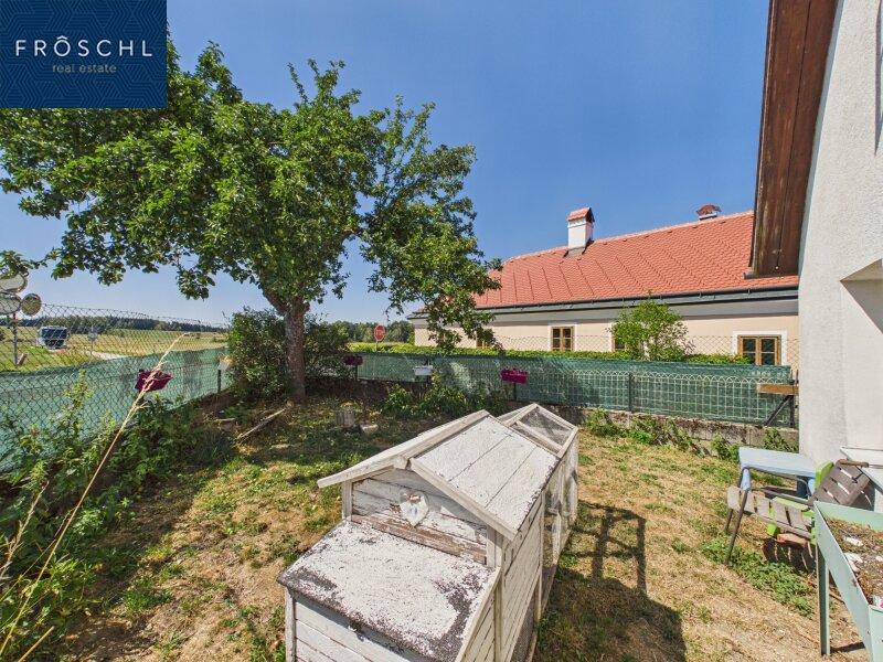 Blick in den Vorgarten mit dem H�nerstall