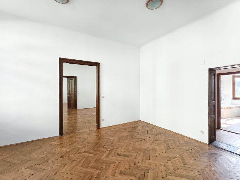 erstes gro�es Zimmer stra�enseitig