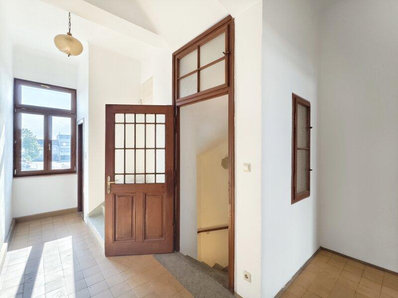 Vorraum mit Blick zum Stiegenabgang (zum Garten) und G�ste-W