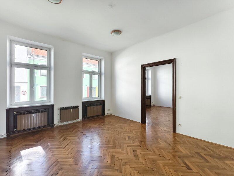 erstes gro�es Zimmer stra�enseitig