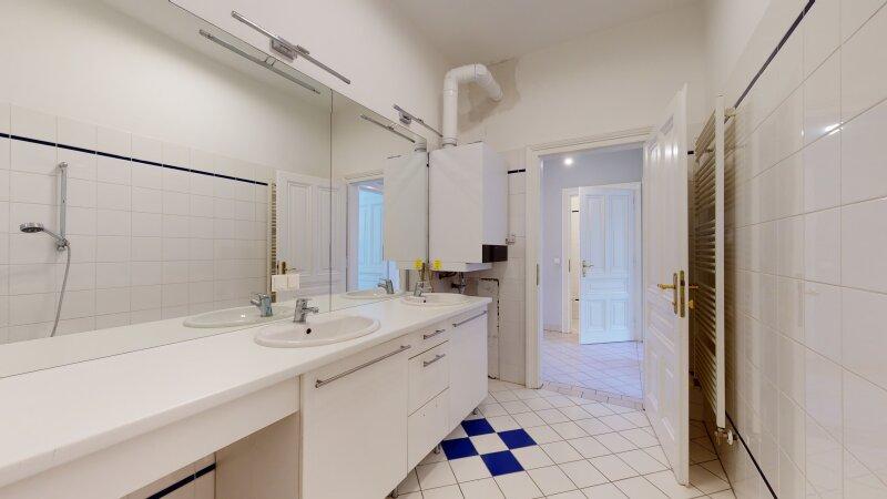 Badezimmer mit Badewanne