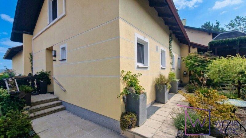 Stra�enseitige Ansicht mit erneuerten Fenstern und Eingangst