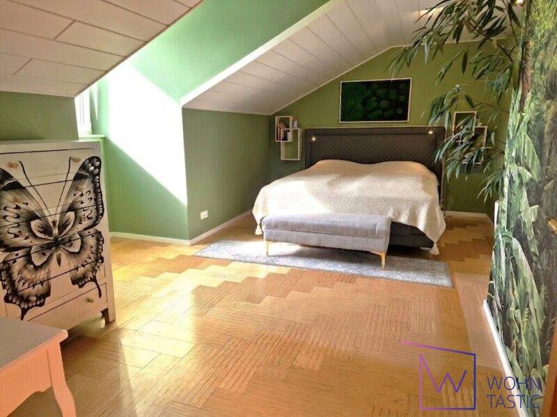 Master-Bedroom mit Blick in den Garten und in die Ferne