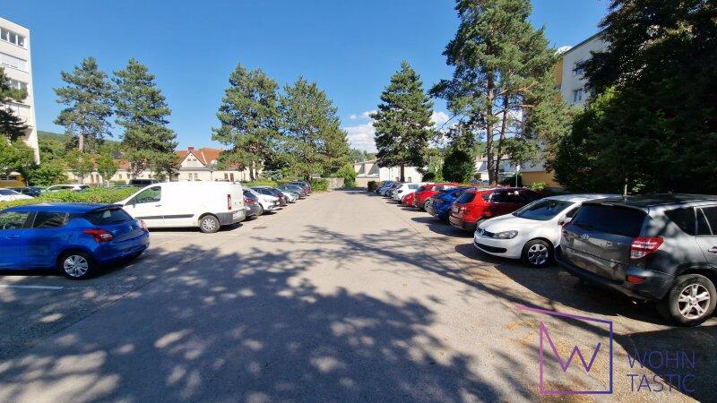 Gro�er Parkplatz am Ende der Sackgasse