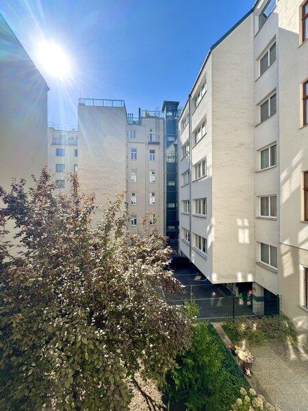 Blick in den weitl�ufigen Innenhof