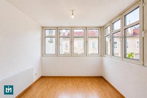 RENOVIERUNGSBEDÜRFTIGE 1 - ZIMMER - WOHNUNG MIT FREIFLÄCHE UND GARAGENSTELLPLATZ / NÄHE NASCHMARKT