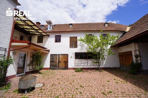 Gro�z�gige Liegenschaft - Wohnhaus, Gastronomiebereich und 3.100 m� Garten im Zentrum