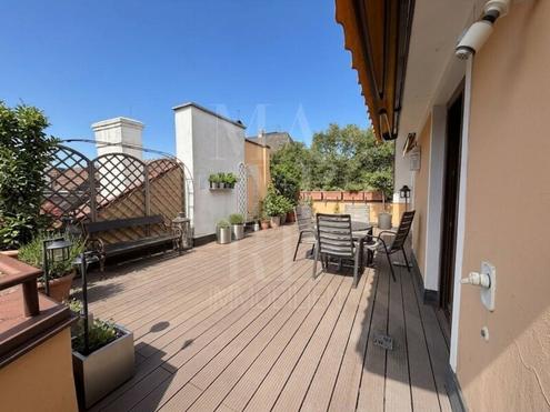 Gro�z�gige Dachgeschosswohnung mit gro�er Terrasse - auf einer Ebene
