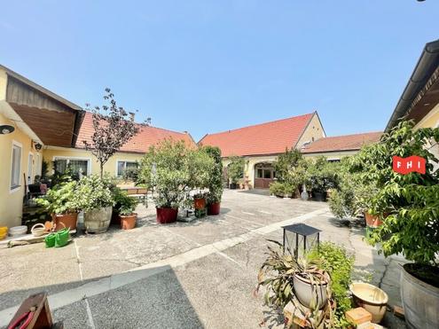Zweifamilienhaus mit Innenhof, Garagen und Erweiterungspotenzial Nähe Stift Göttweig bei Krems