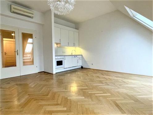 DACHGESCHOSS, SALZTORGASSE, klimatisierte 57 m2 Neubau, 2 Zimmer, Komplettk�che, Wannenbad, Parketten, Fernblick