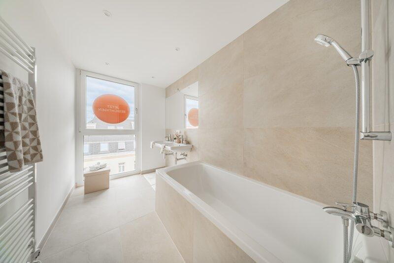 Bad mit Badewanne