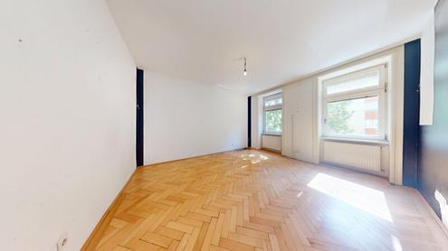 Riesige Altbauwohnung mit wenig Modernisierungsbedarf!