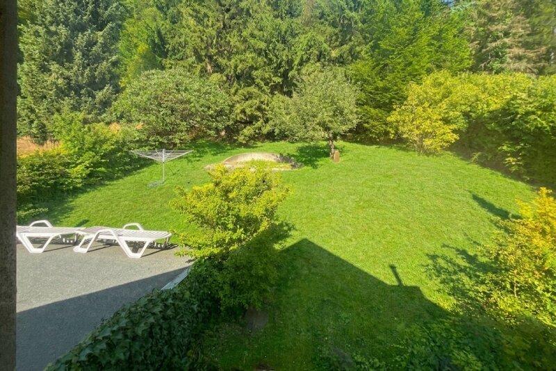 Ausblick aus dem Fenster im 1. Stock des Hauses auf den Gart