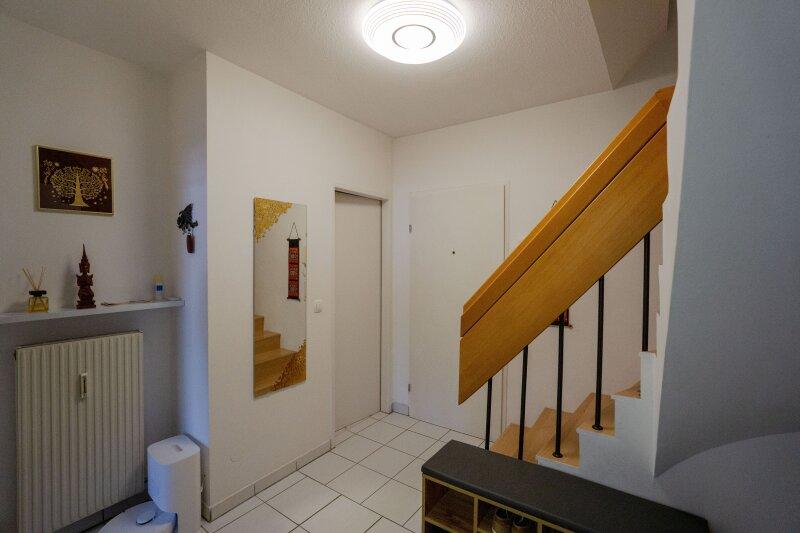 Zentraler Vorraum mit WC und Treppe ins 2. Dachgescho�