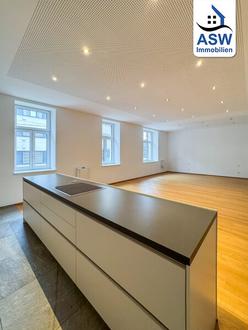 Zentrale Lage: Top-sanierte ca. 115 m2 Altbauwohnung 2-3 R�ume mit Balkon und Sauna in der Hauptstra�e