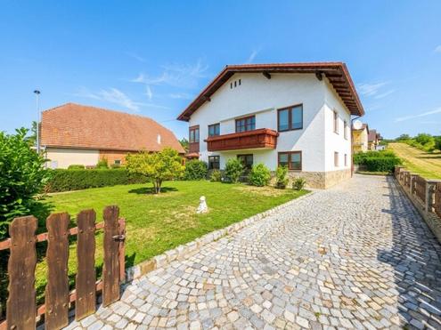 Gepflegtes Einfamilienhaus mit Garten, Balkon, 2 Garagen & vielseitigem Keller in Pulkau