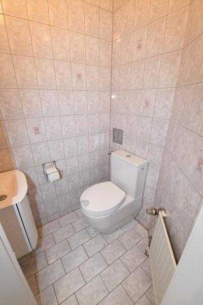 separates WC mit Handwaschbecken