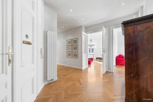 Elegant & zentral - Exklusiv m�blierte Altbauwohnung im Servitenviertel