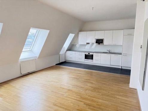 Unbefristete 3-Zimmer-Dachgeschosswohnung nahe Naschmarkt mit gro�er Dachterrasse & Fernblick