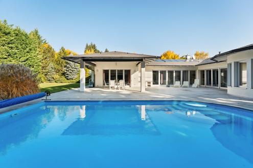 Architekten-Bungalow in Bad Fischau! Im Loftstil | Uneinsehbarer Garten | Pool und Wellnessbereich | Gro�z�gige Garage