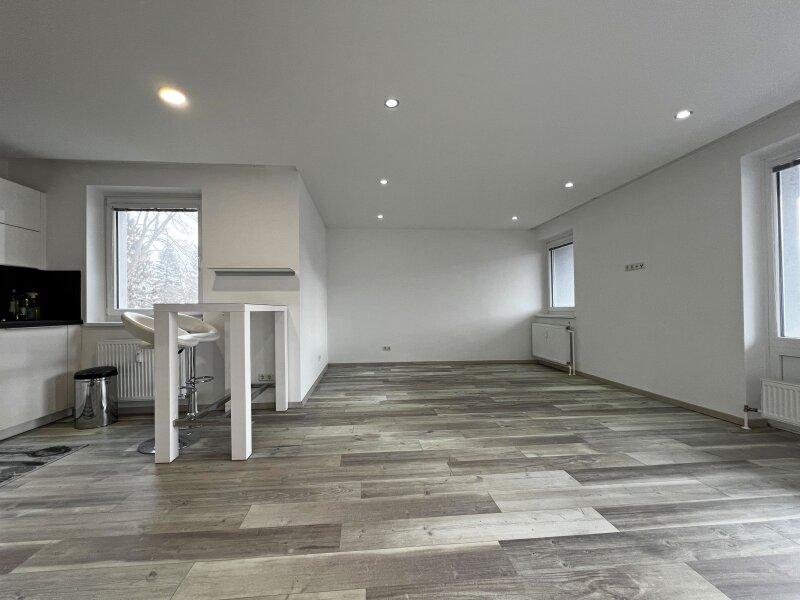 Wohn-Esszimmer mit K�che