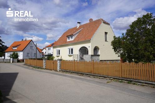 Teilsaniertes Einfamilienhaus mit Garten und Garage