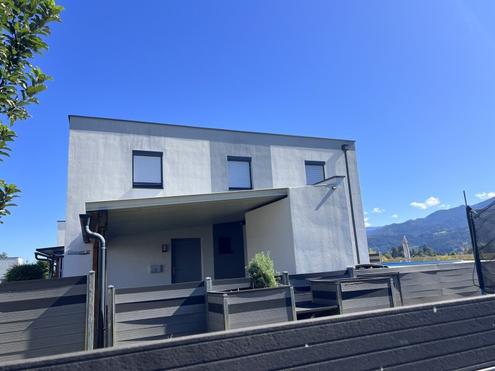 modernes Wohnhaus mit sonnigem Garten und herrlichem Blick auf die Berge