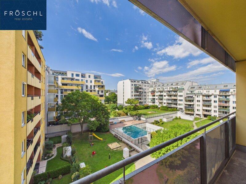 Blick von der Loggia zur Gartenanlage