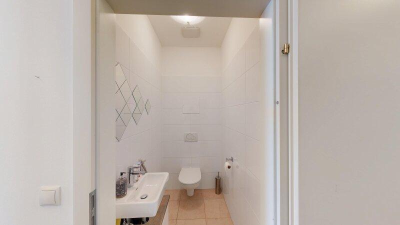 WC mit Handwaschbecken