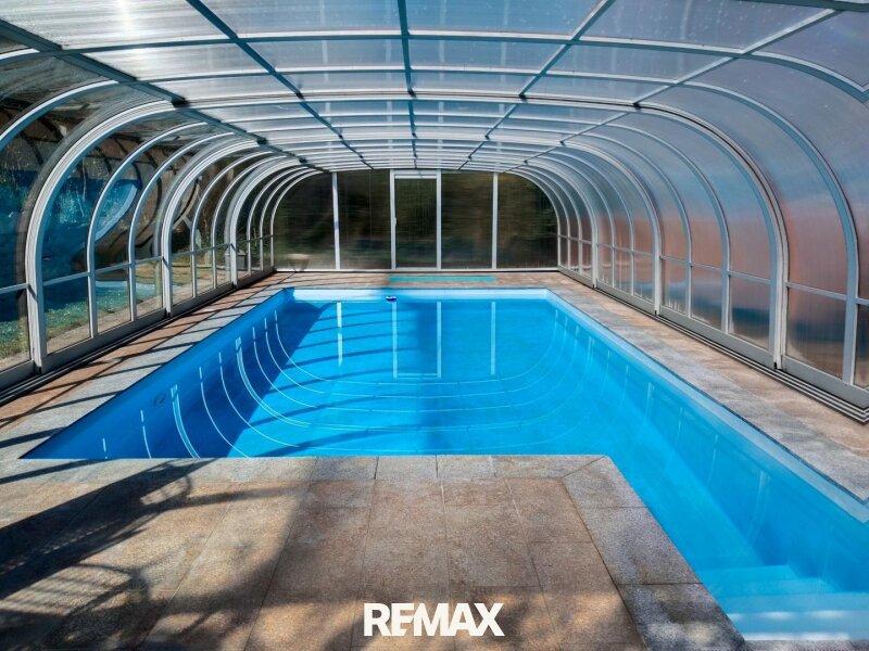 �berdachter Pool innen