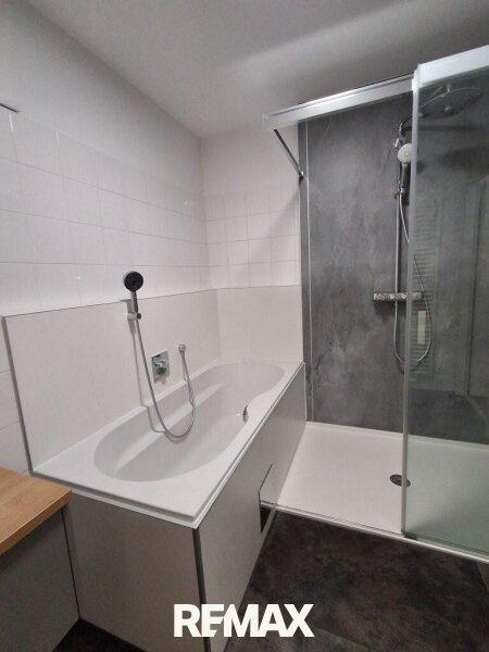 14 Bad mit Dusche und Wanne