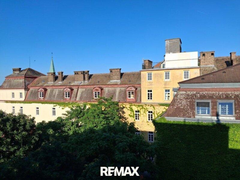 29 Innenhof begr�nt 1210
