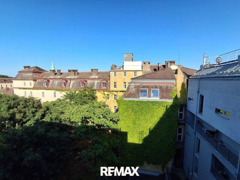 20 Begr�nter Innenhof 1210