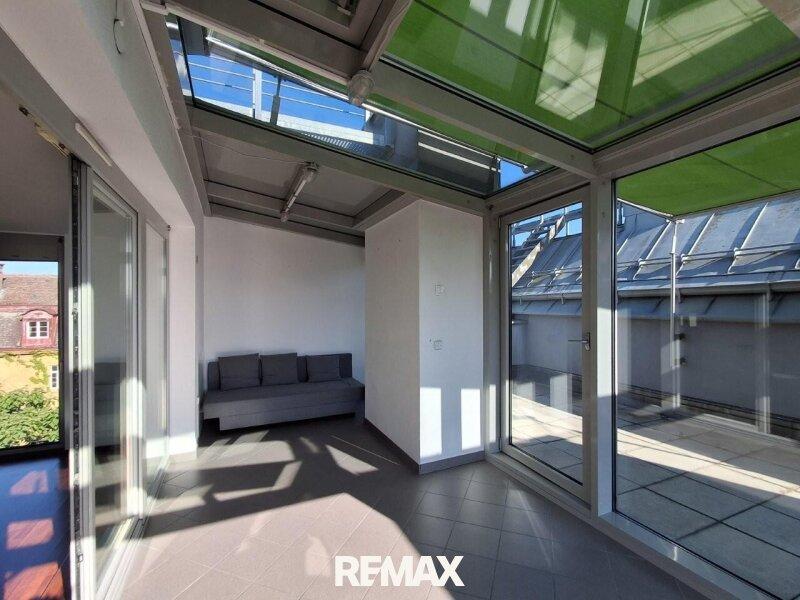 19 Wintergarten mit Couch Terrasse beschattet 1210