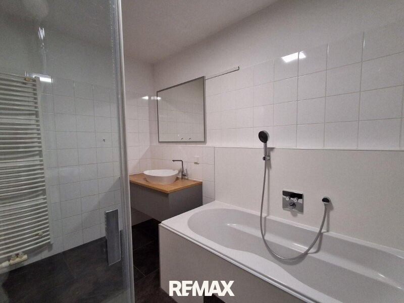 12 Bad mit Wanne 1210
