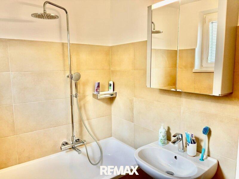 Bad mit Wanne und Waschbecken