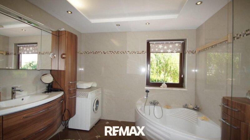 8 Badezimmer mit Eckbadewanne EFH 2000
