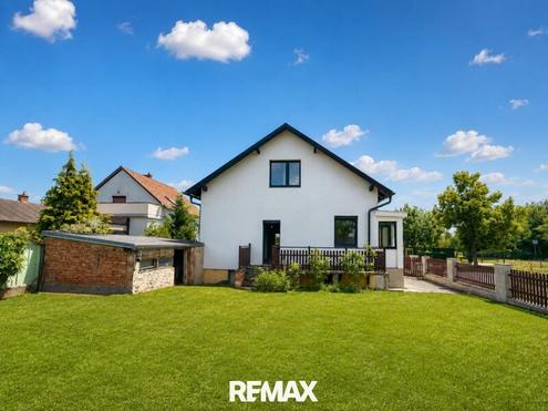 "StoP: FriscH SanierteS ZuhausE & SonnigeM GarteN in WEIGELSDORF!"