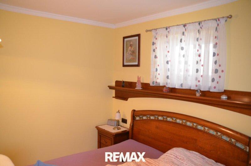 G�stezimmer mit Bett, Wohnhaus