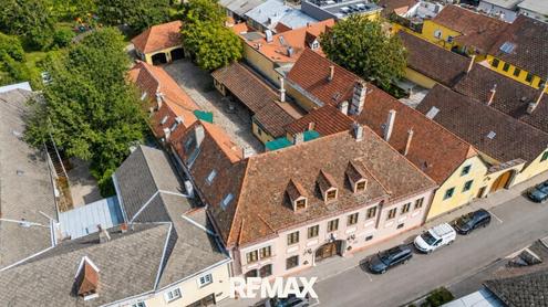 "Ca. 400 m² Wohnfläche plus weitere ca. 710 m² Nutzfläche mit viel Potenzial!"