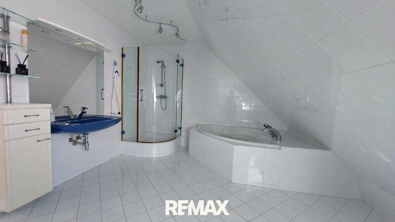 12 Bad mit Eckwanne und Dusche DG ETW 1220