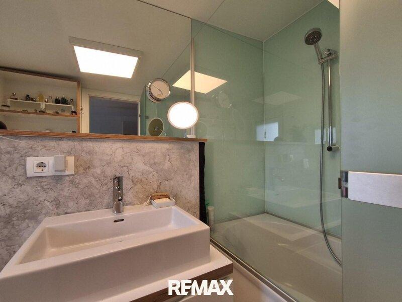 15 Badezimmer mit Wanne 1. OG 1220