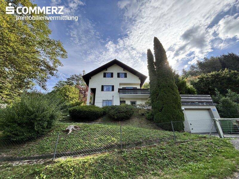 Stra�enseite mit Garage