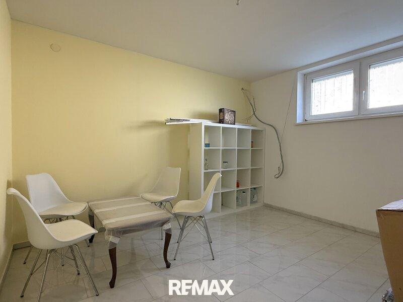weiteres Zimmer im Untergeschoss